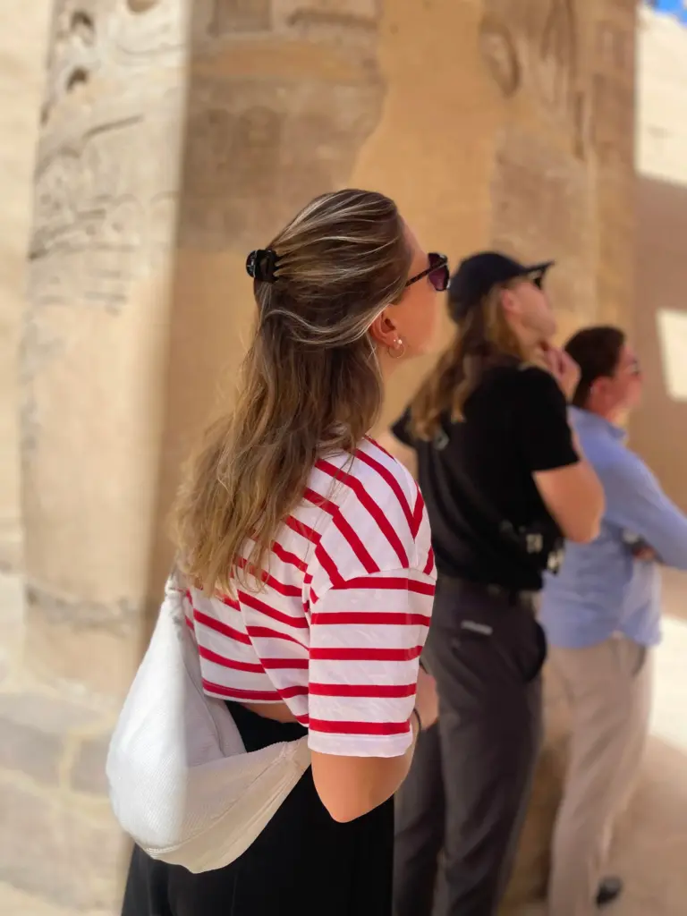 Corinna im Karnak Tempel in Luxor entdeckt die alte Kultur Ägyptens.