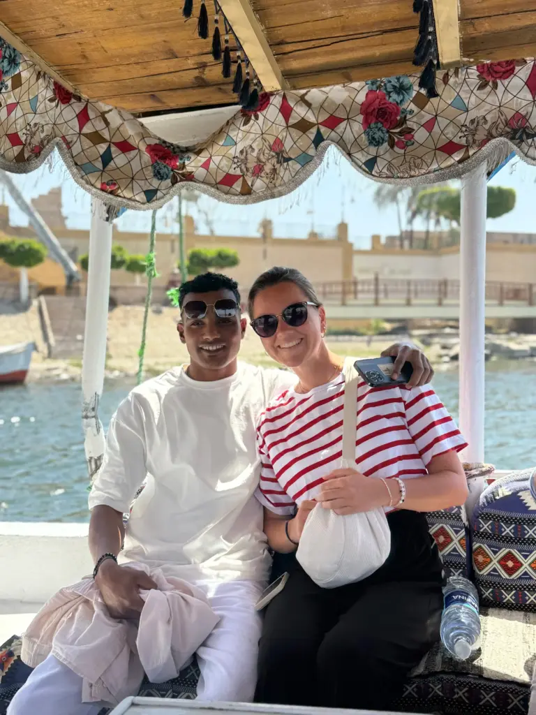 Corinna deine Yogalehrerin und Mahmoud dein Reiseleiter auf dem Nil