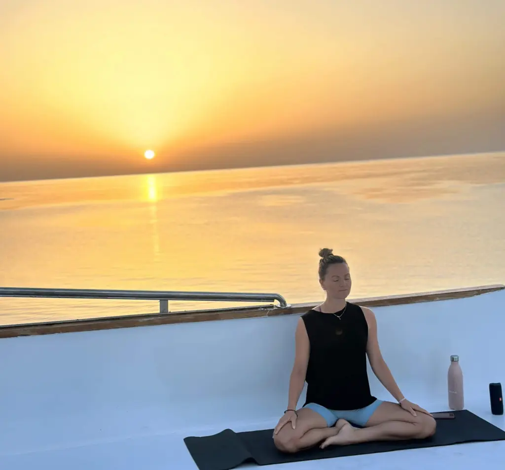 Sonnenaufgang bei Yoga und Meditation am Sonnendeck unserer Yacht im Roten Meer in Ägpyten.