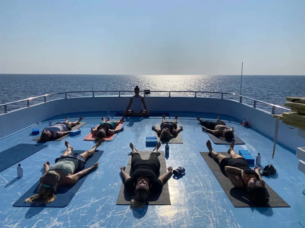 Yoga am Sonnendeck am Roten Meer in Ägypten, ein Gefühl von Freiheit und Leichtigkeit.