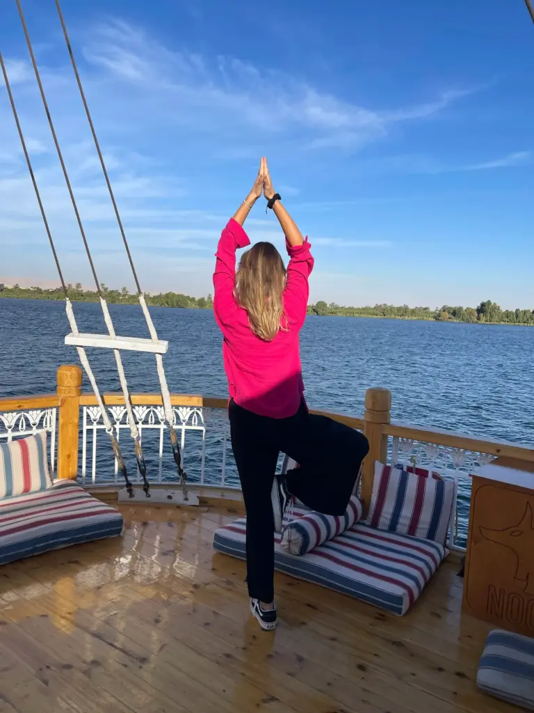 Yoga und Meditation auf dem Sonnendeck der Dahabeya