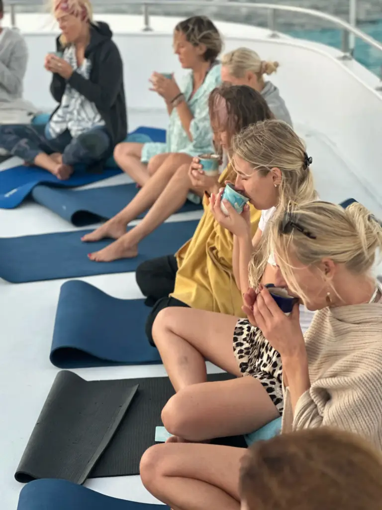 Zeremonien mit Kakao oder Lotus, Yoga und Klang auf dem Sonnendeck zum Sonnenuntergang