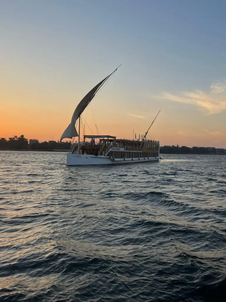 Unsere Dahabeya segelt entlang des Nils in den Sonnenaufgang. Ruhe, Entspannung, Achtsamkeit und Abenteuer