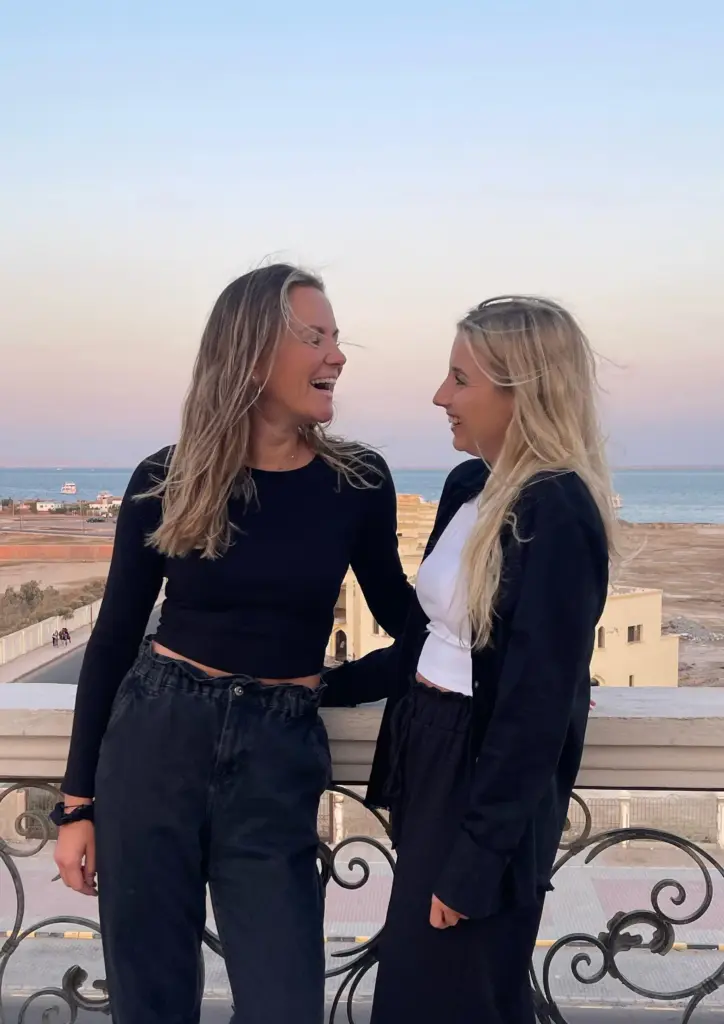 Wir sind Stephanie - Coach und Corinna - Yogalehrerin und begleiten dich durch deine Reise auf dem Nil
