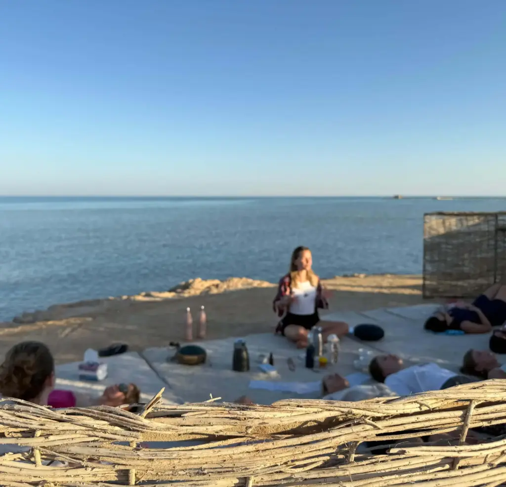 Viele verschiedene Yoga- und Achtsamkeits Einheiten im Retreat in Soma Bay.
