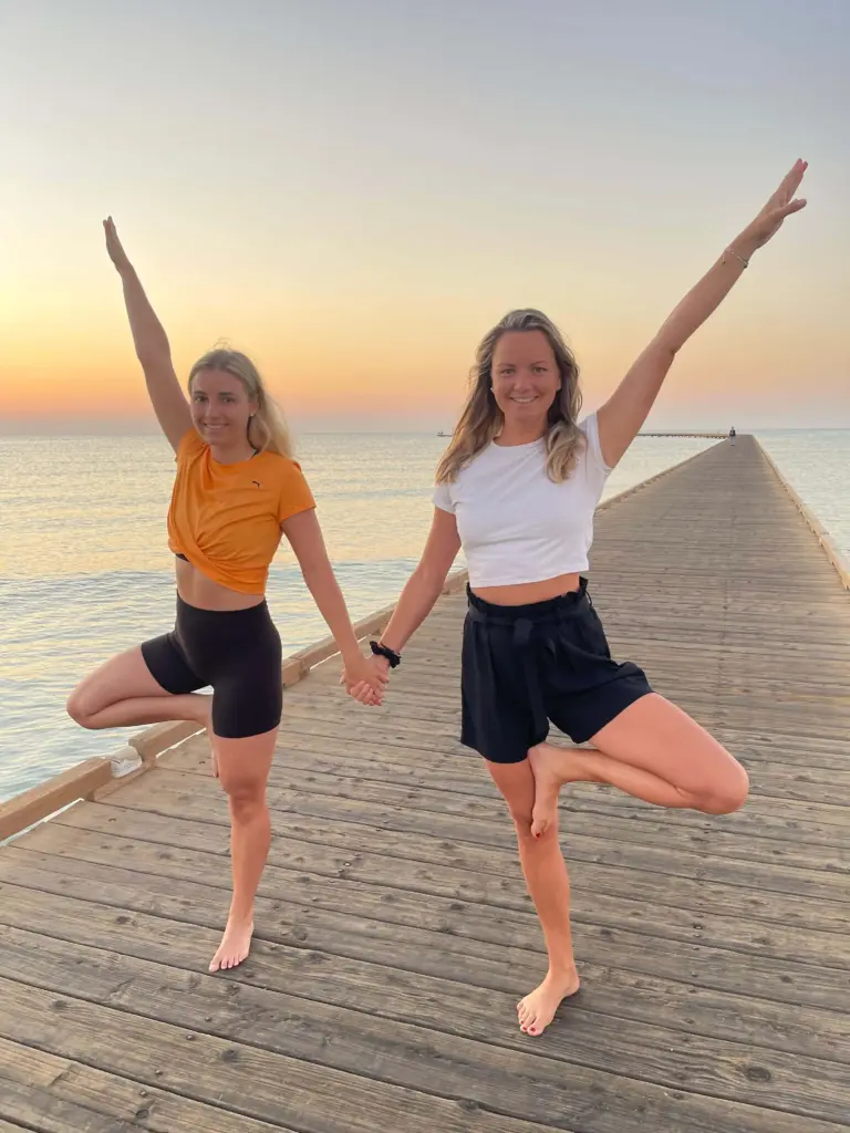 Stephanie und Corinna bei Yoga zum Sonnenaufgang am Steg des Hotels