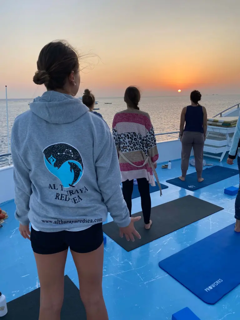 Yoga Morgenflow im Sonnenuntergang in Sataya in Ägypten