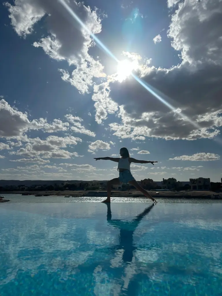 Yoga und Meditation am Pool und Meer