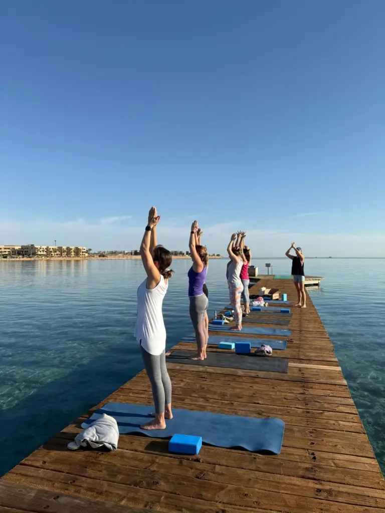 Yoga am Steg in Soma Bay im Retreat.