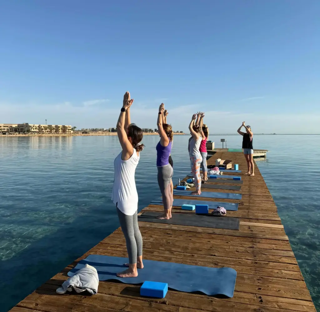 Yoga am Steg in Soma Bay im Retreat.