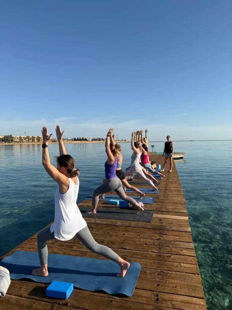 Yoga am Steg am Meer im Retreat in Soma Bay Ägpyten