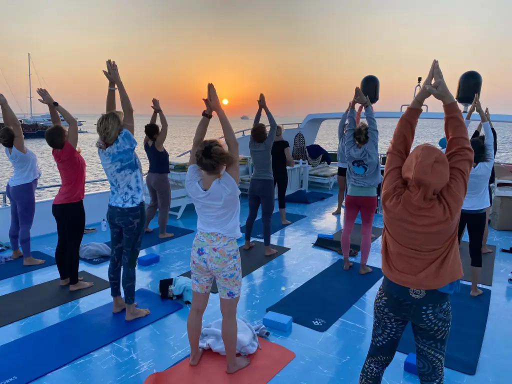 Yoga am Sonnendeck unseres Bootes in Sataya im Delfin Yoga Retreat