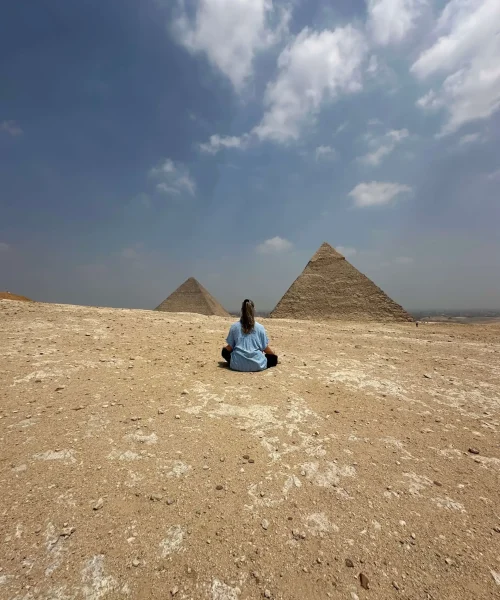 Meditation und Inne halten in der Wüste vor den Pyramiden von Gizeh in Kairo, Ägypen.